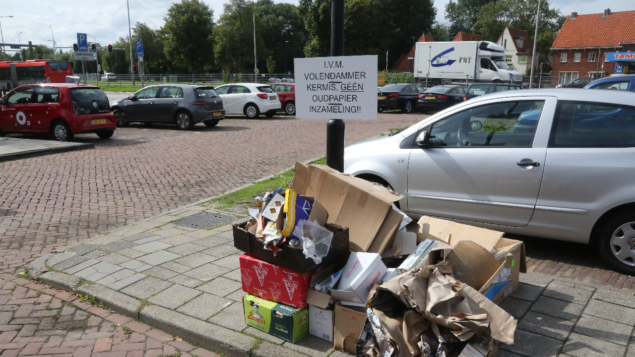Geen oud-papier ophalen vanwege de kermis - Nieuw-Volendam