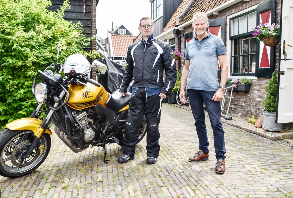 Scheuren onder de blauwe hemel - Nieuw-Volendam