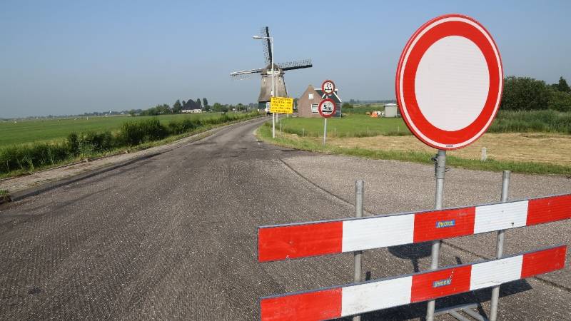 Asfalteren van de Achterdichting te Katwoude