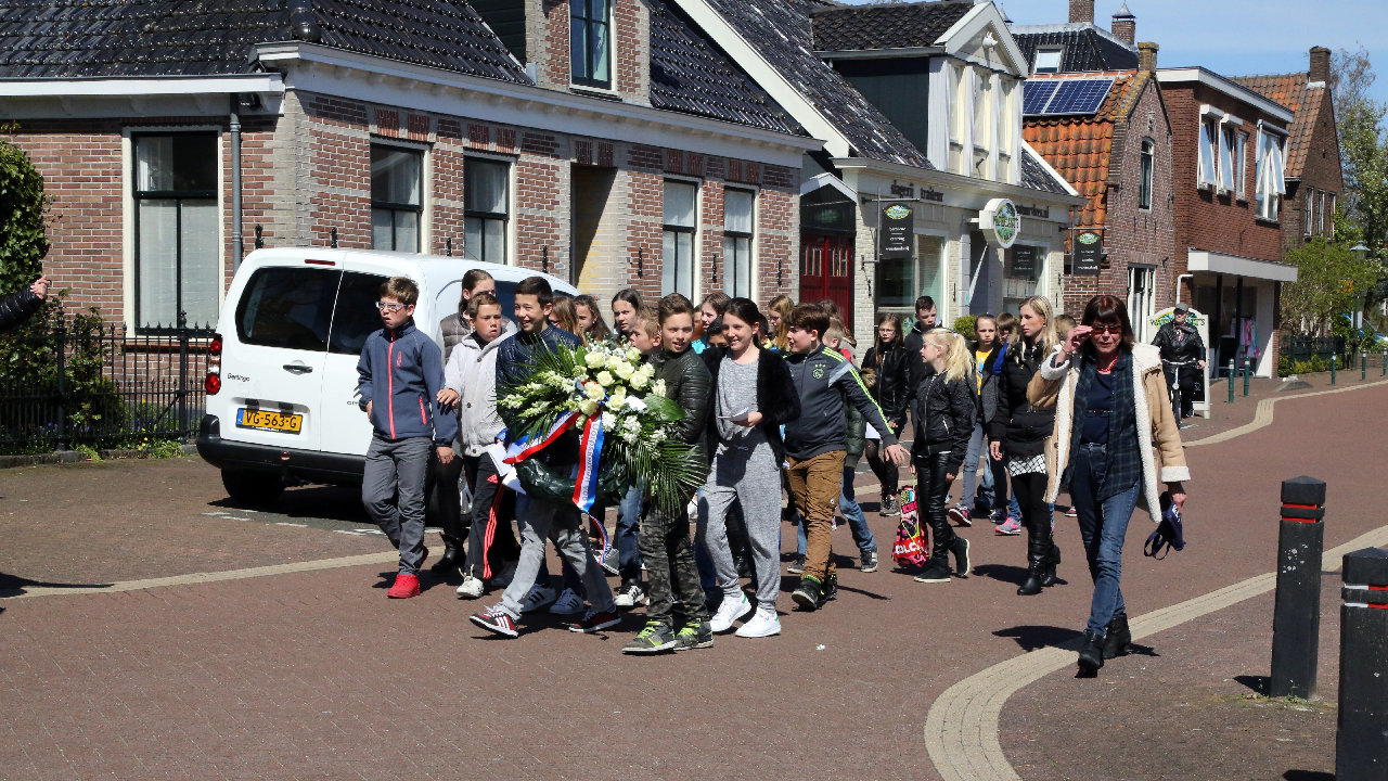 Kranslegging bij Verzetsmonument in Oosthuizen