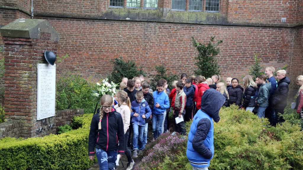 Kranslegging bij het monument in Oosthuizen