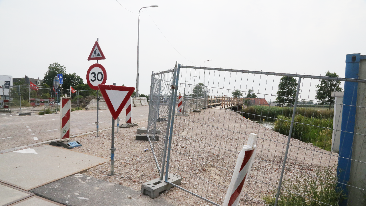 Vervangen van brug in Oosthuizen (naast de rotonde)