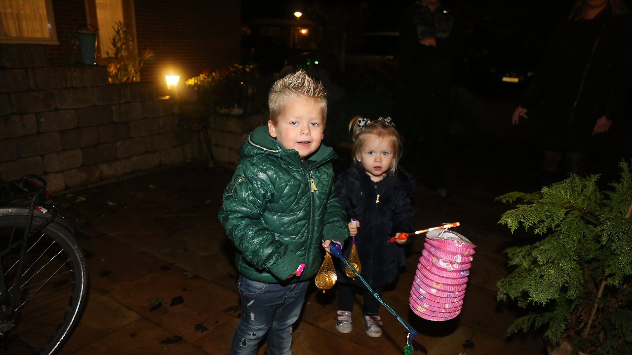 Zingend langs de deuren met Sint Maarten - Nieuw-Volendam