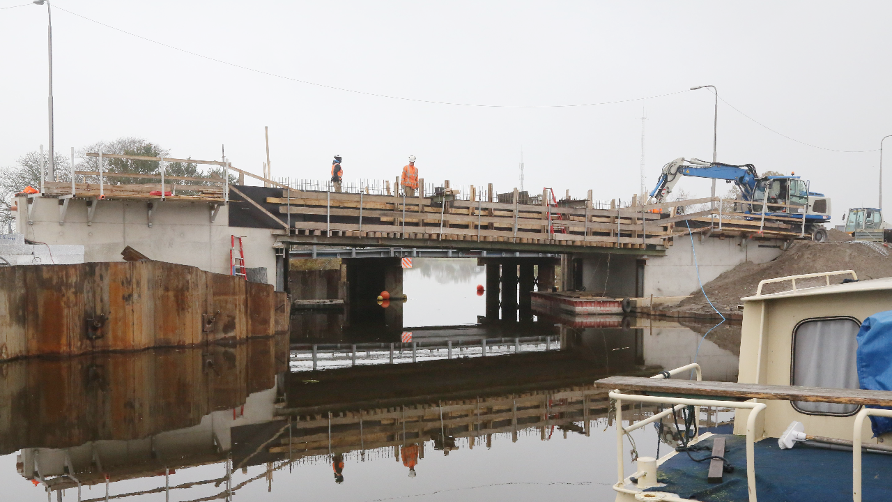 Nieuwe brug wordt gebouwd in Oosthuizen bij de rotonde
