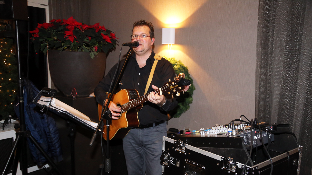Kerstdiner voor 100 ouderen in Van der Valk Motel