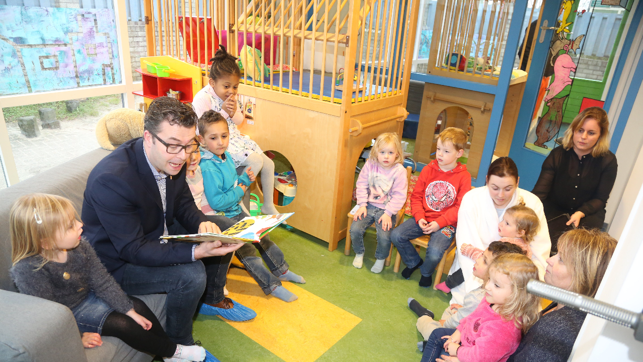 Wethouder Vincent Tuijp leest voor bij Berend Botje in Oosthuizen