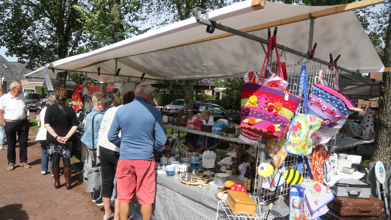 Creatieve Zomermarkt Middelie druk bezocht