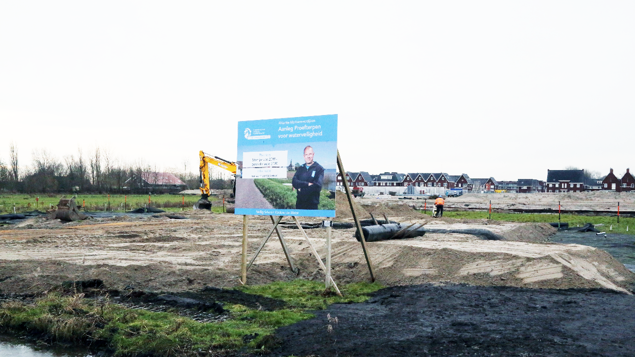 Aanleg van proefterp langs de Zeedijk Edam-Volendam