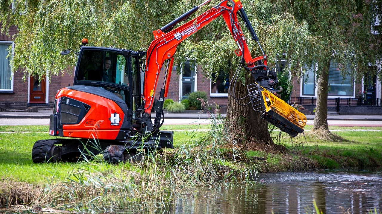 Baggeren van sloten langs de Herculeslaan