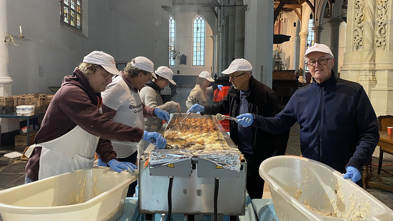 Oliebollen bakken in de Grote Kerk in Edam