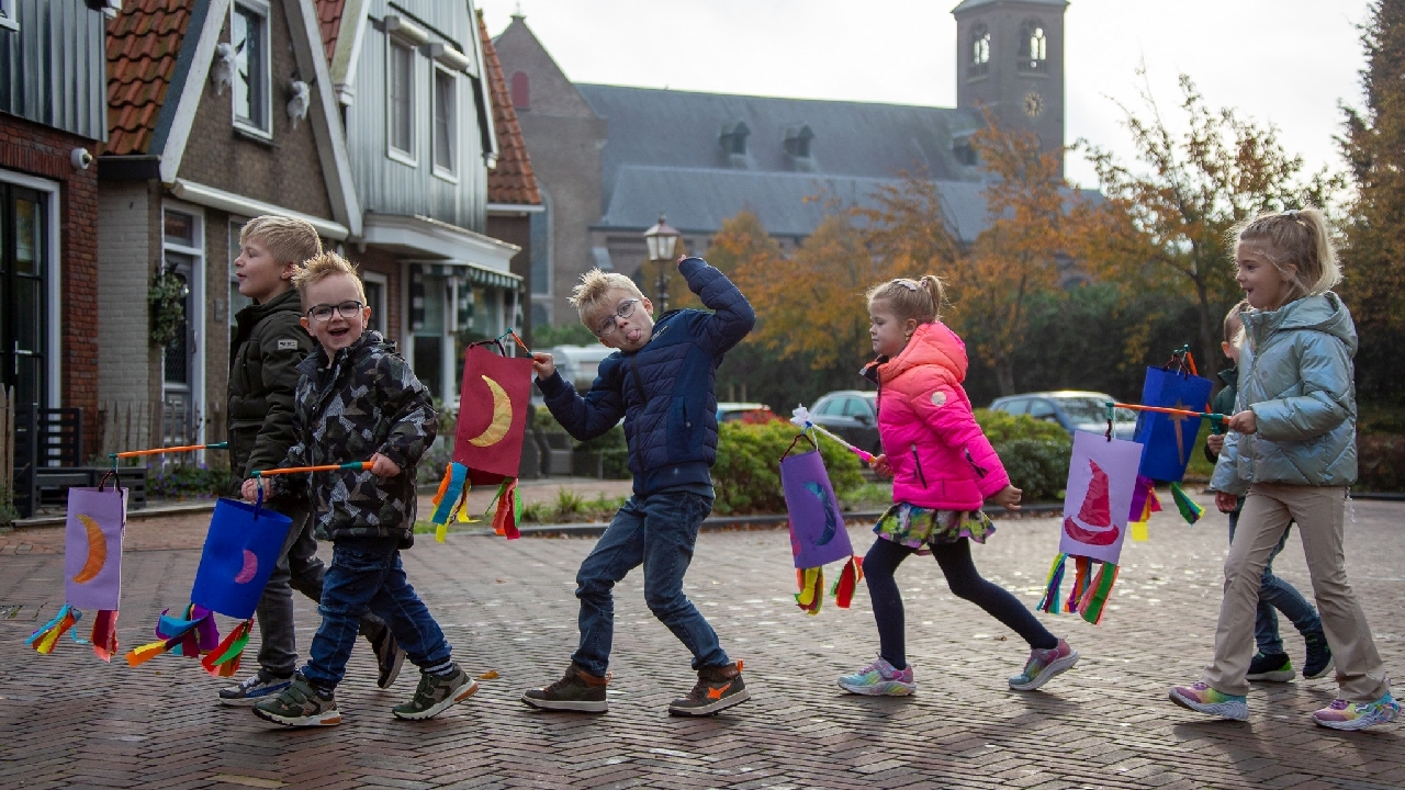 Lampionnenoptocht naar het Nicolaashof