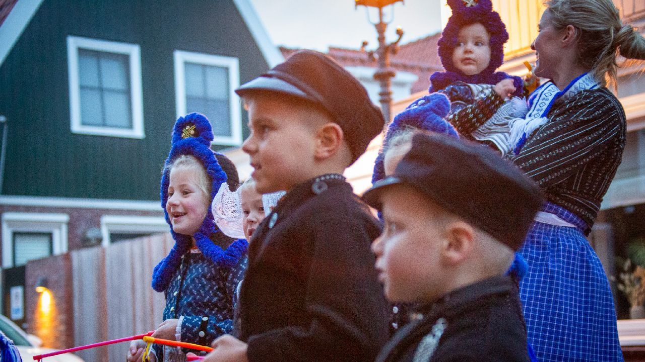 In ‘ut Volledams’ langs de deuren