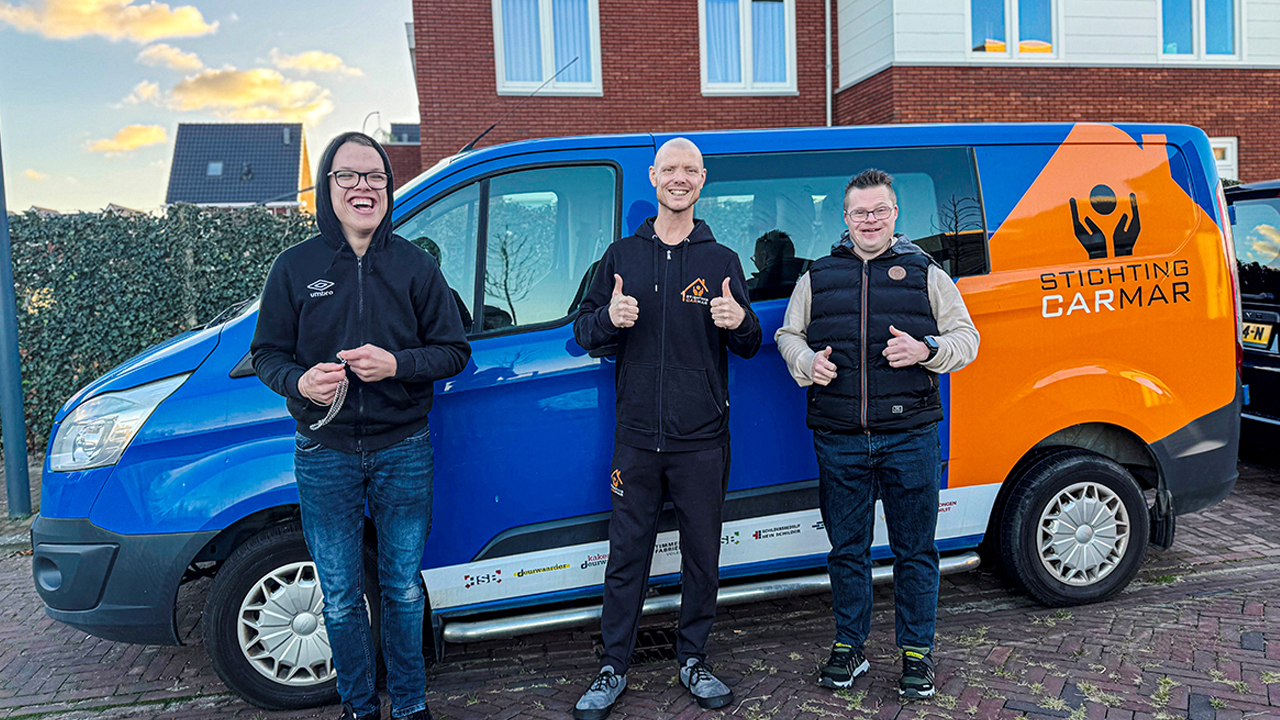 Eindelijk op pad: Carmar leert rijden met eigen bus