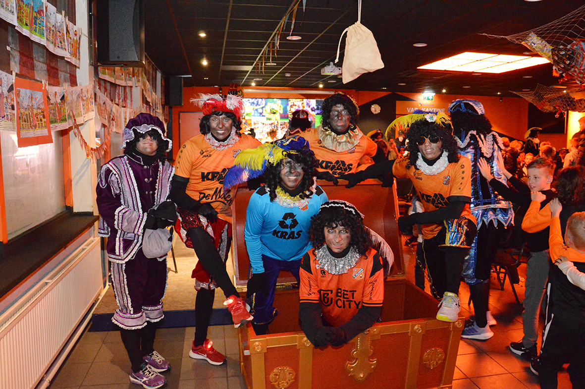 Sinterklaas bezoekt op 1 december RKAV Volendam