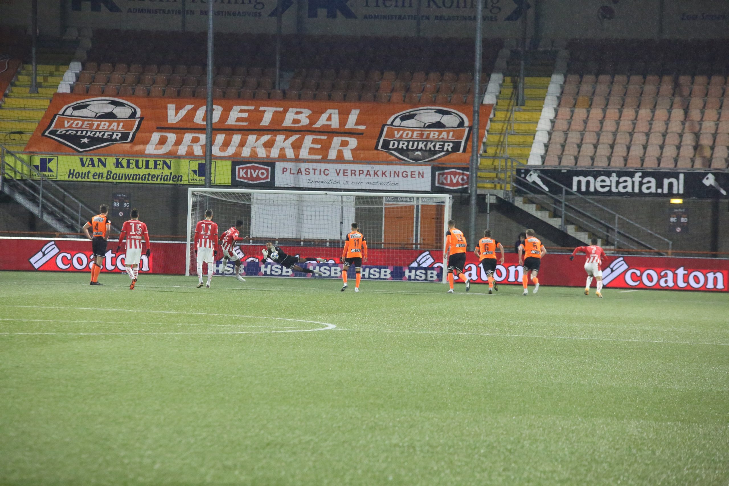 Rob P. lichtte voetbalclubs op