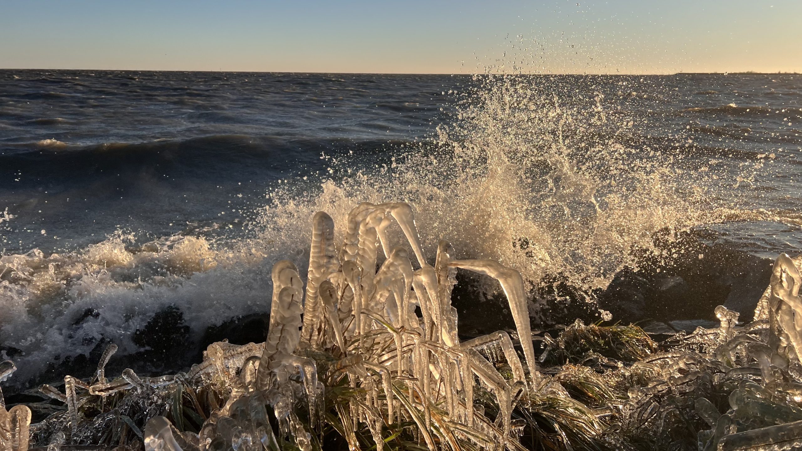 Bevroren opspattend water op eerste kerstdag