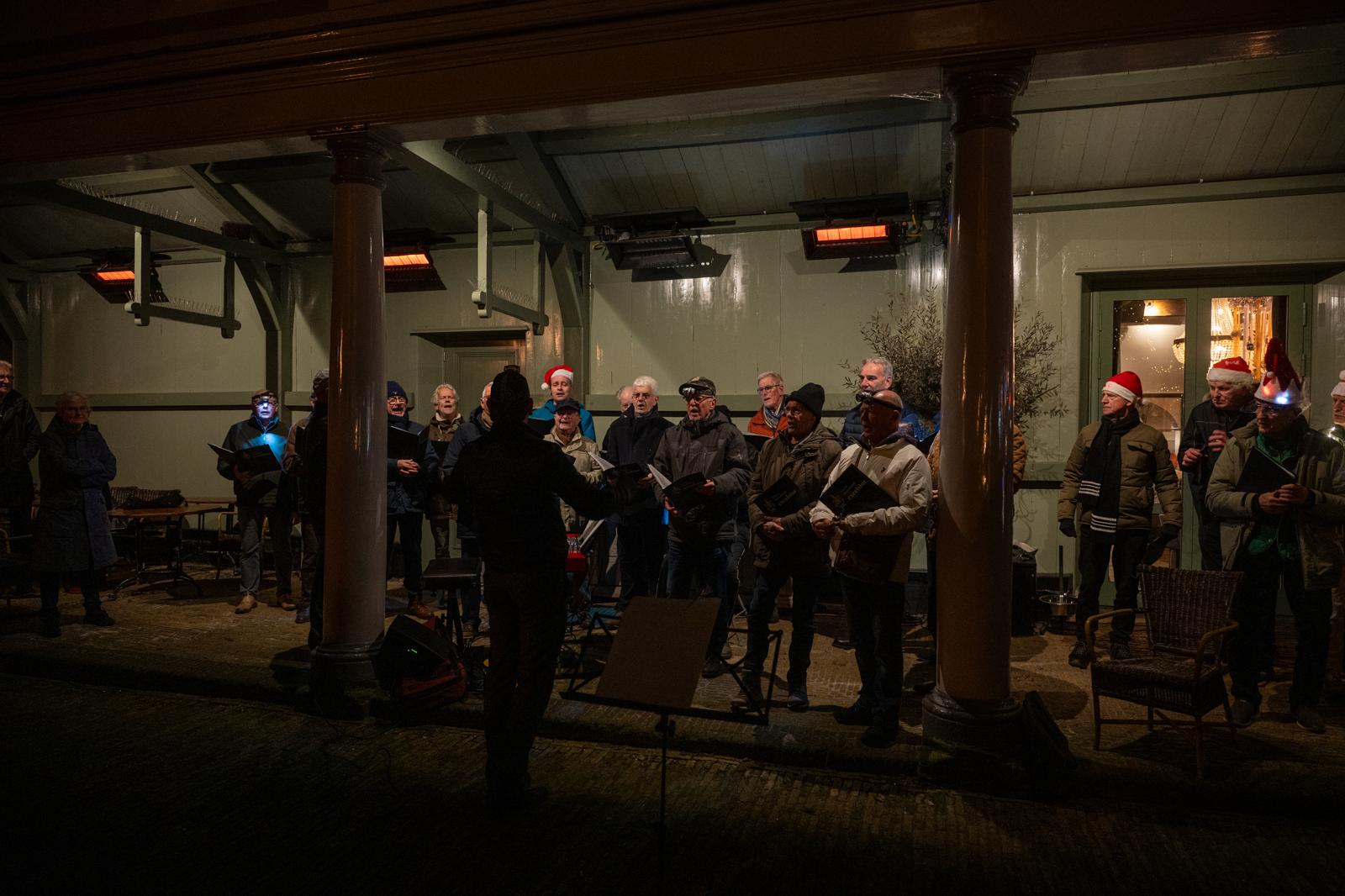 Meezingen rond kerstboom op Damplein
