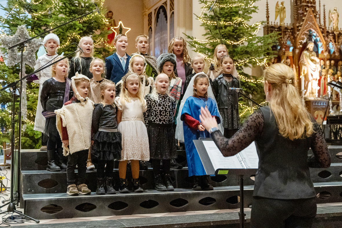 Kerstshow, De Zangertjes van Volendam en Oude Meesters Carol koor in Oosthuizen