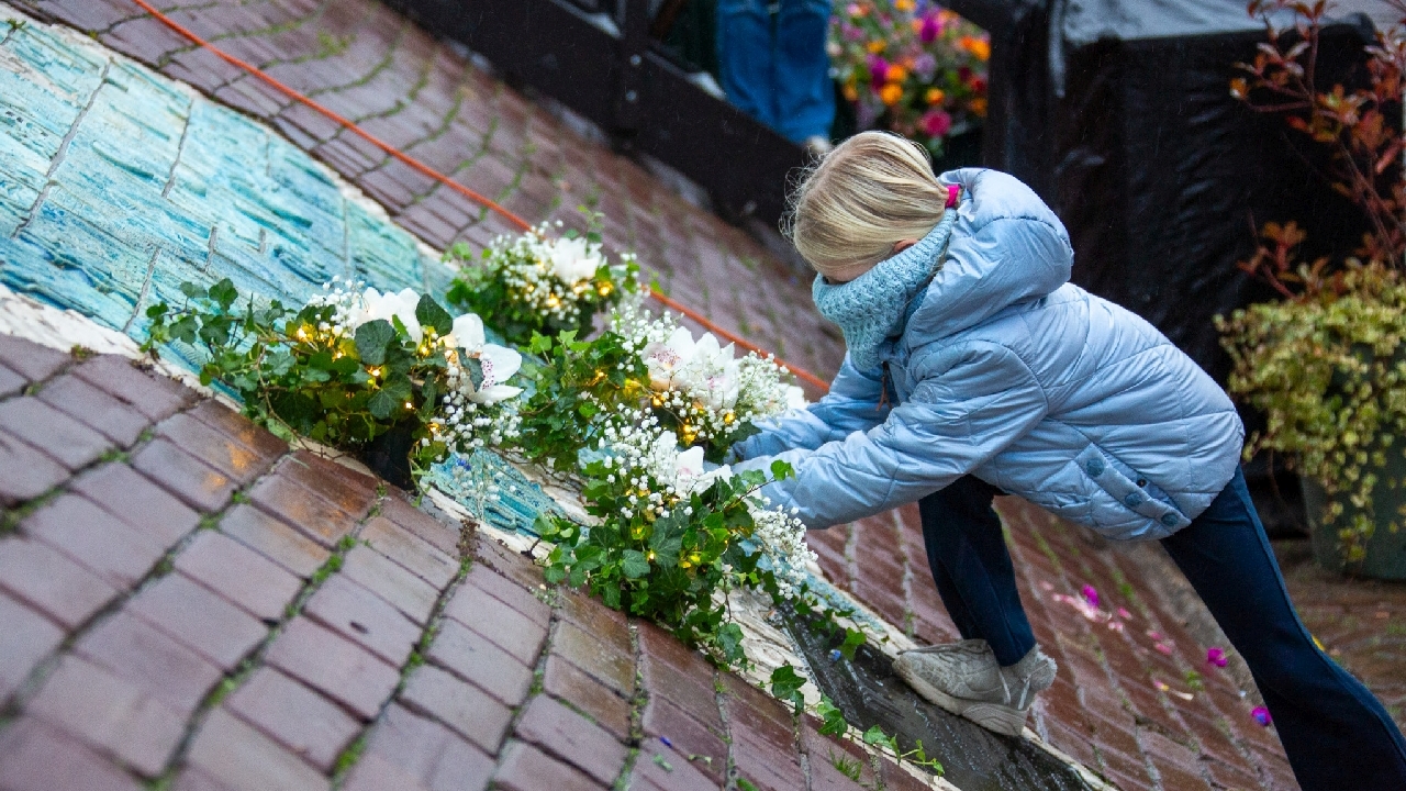 Volendam herdenkt Nieuwjaarsbrand