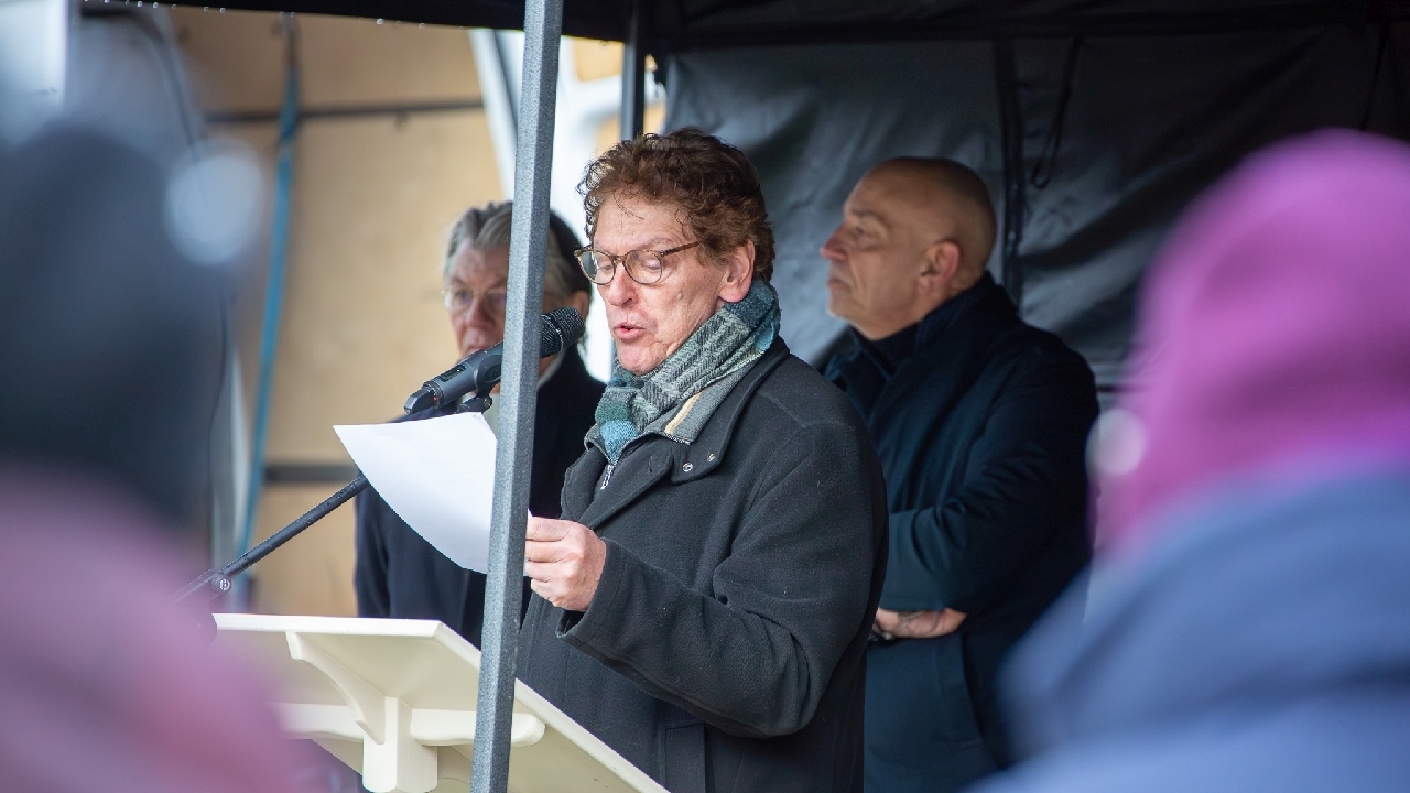 Onthulling lindeboom als herdenkplek aan de Nieuwjaarsbrand