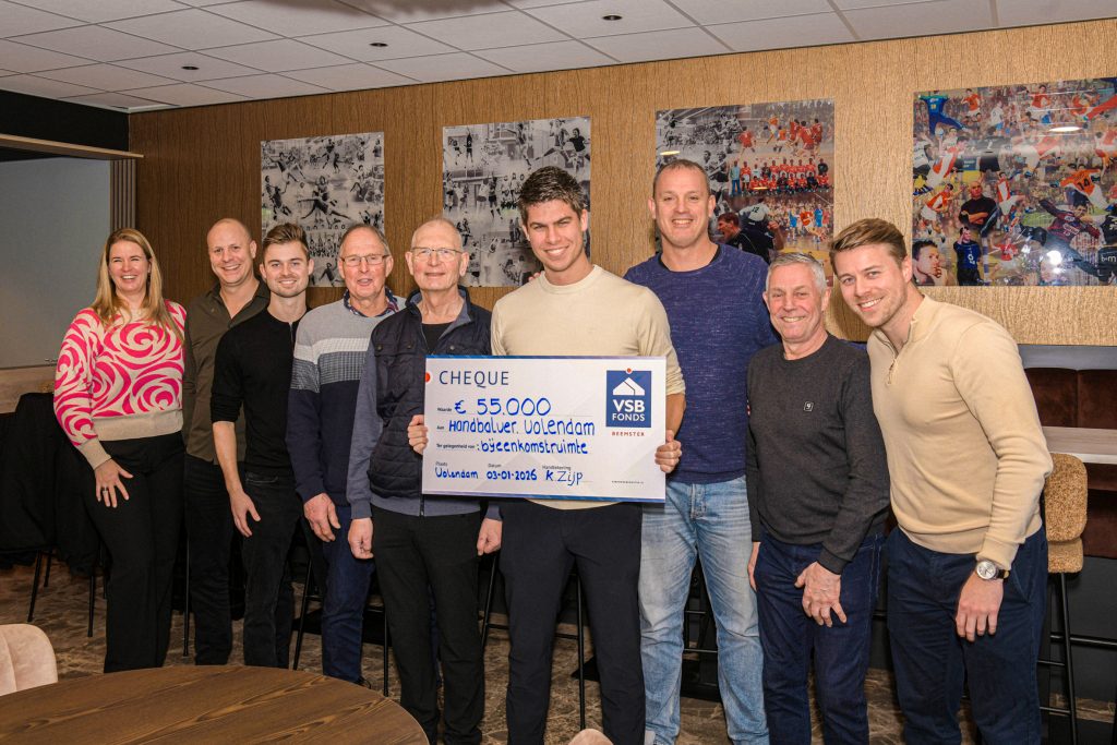 Cheque van VSB Fonds voor verenigingsruimte en kantine van HV KRAS/Volendam
