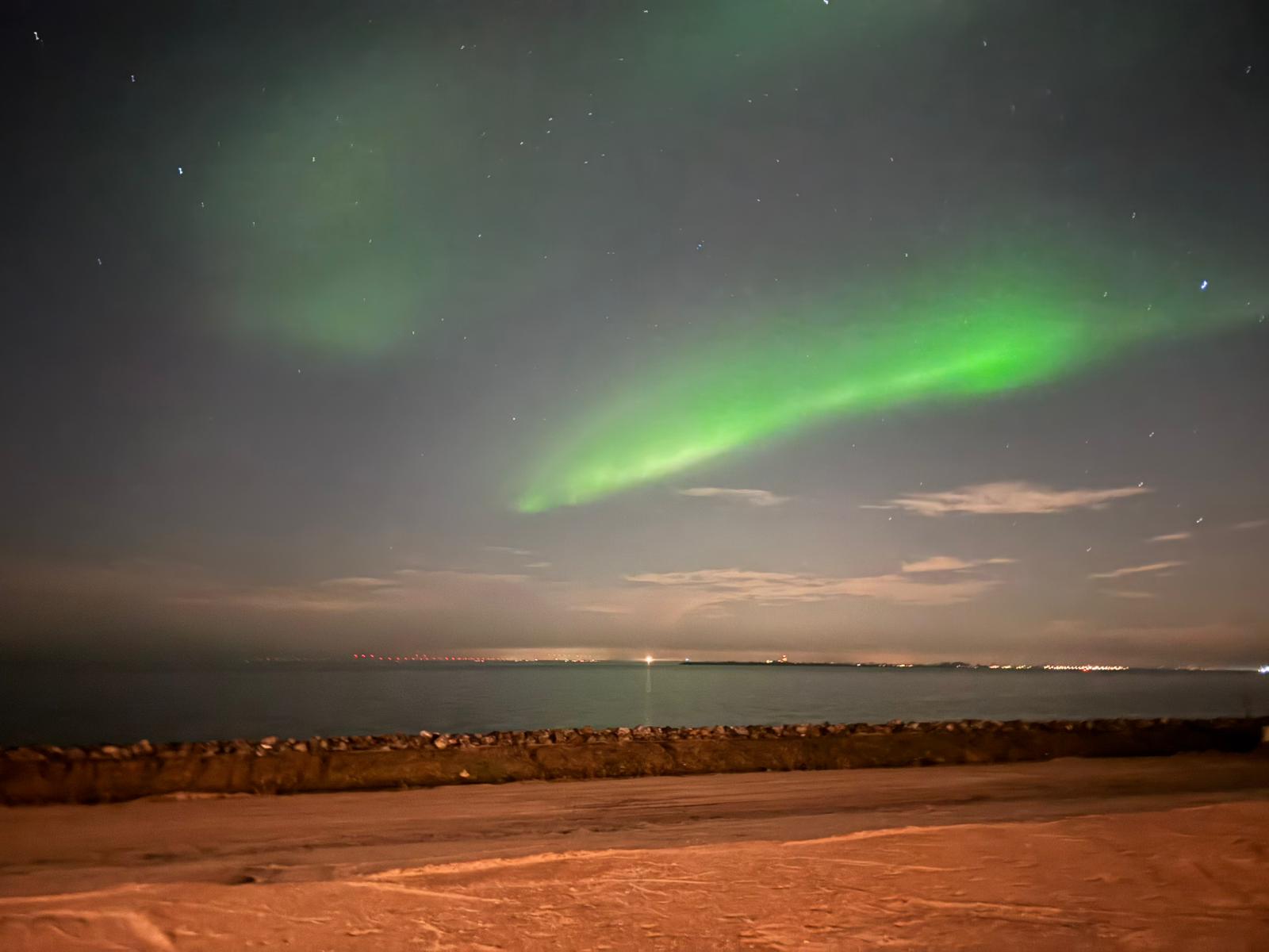 Noorderlicht kraakhelder zichtbaar boven Volendam