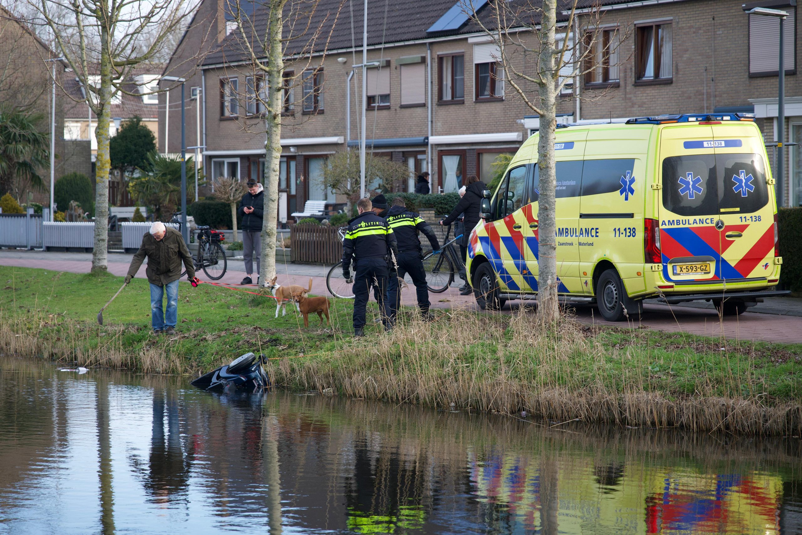 Scootmobiel te water langs fietspad Val van Urk