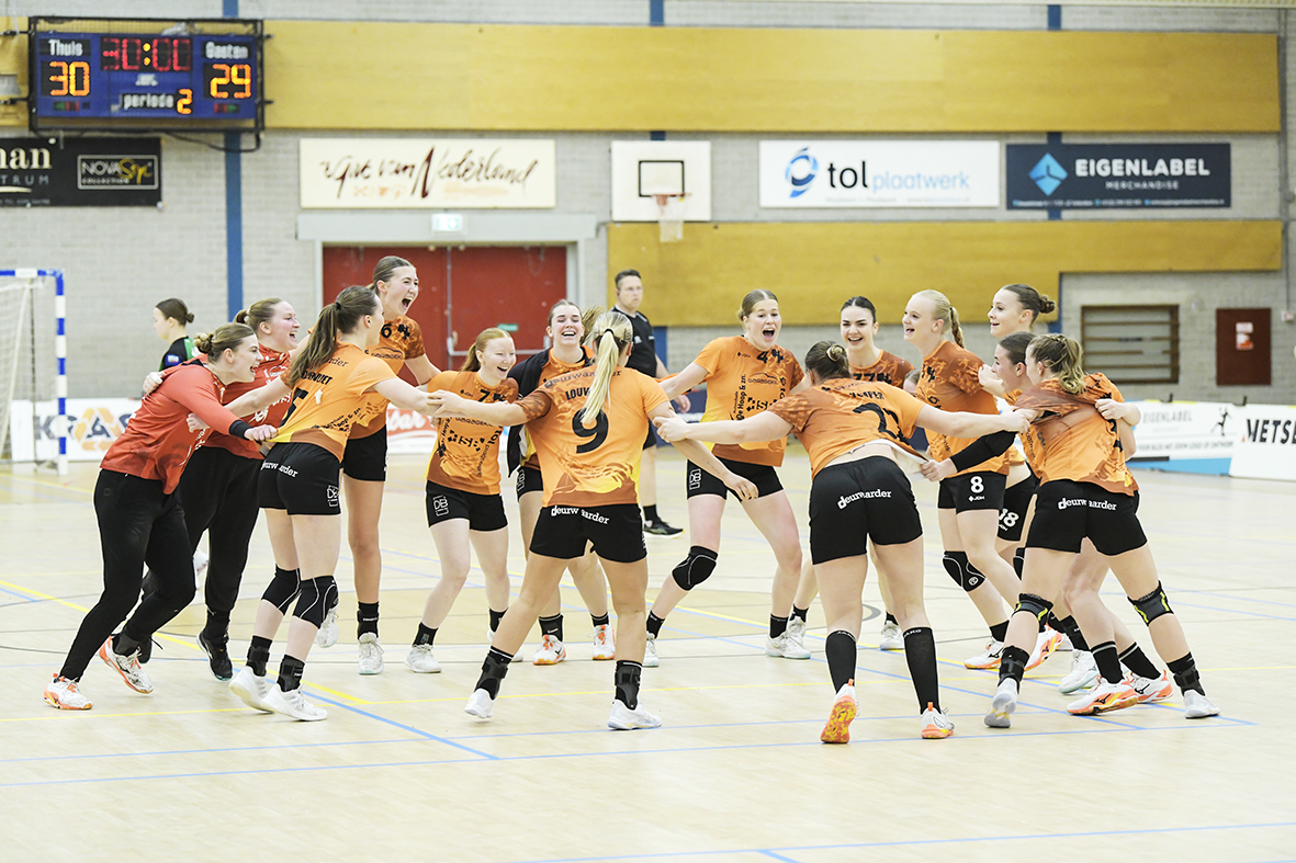 Handbalsters stunten: winst op VOC