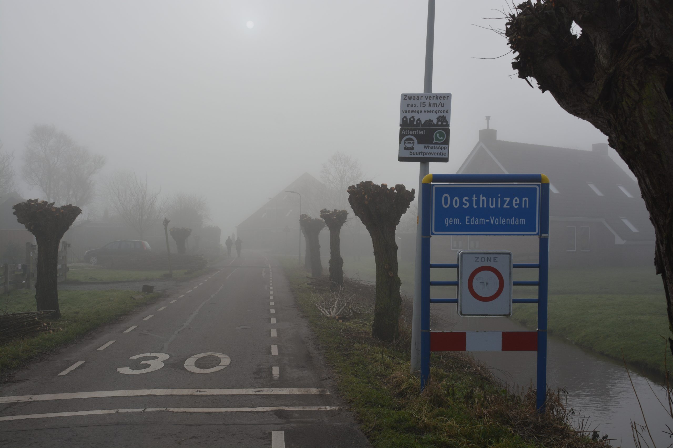 Bestuurder ramt lantaarnpaal in Oosthuizen