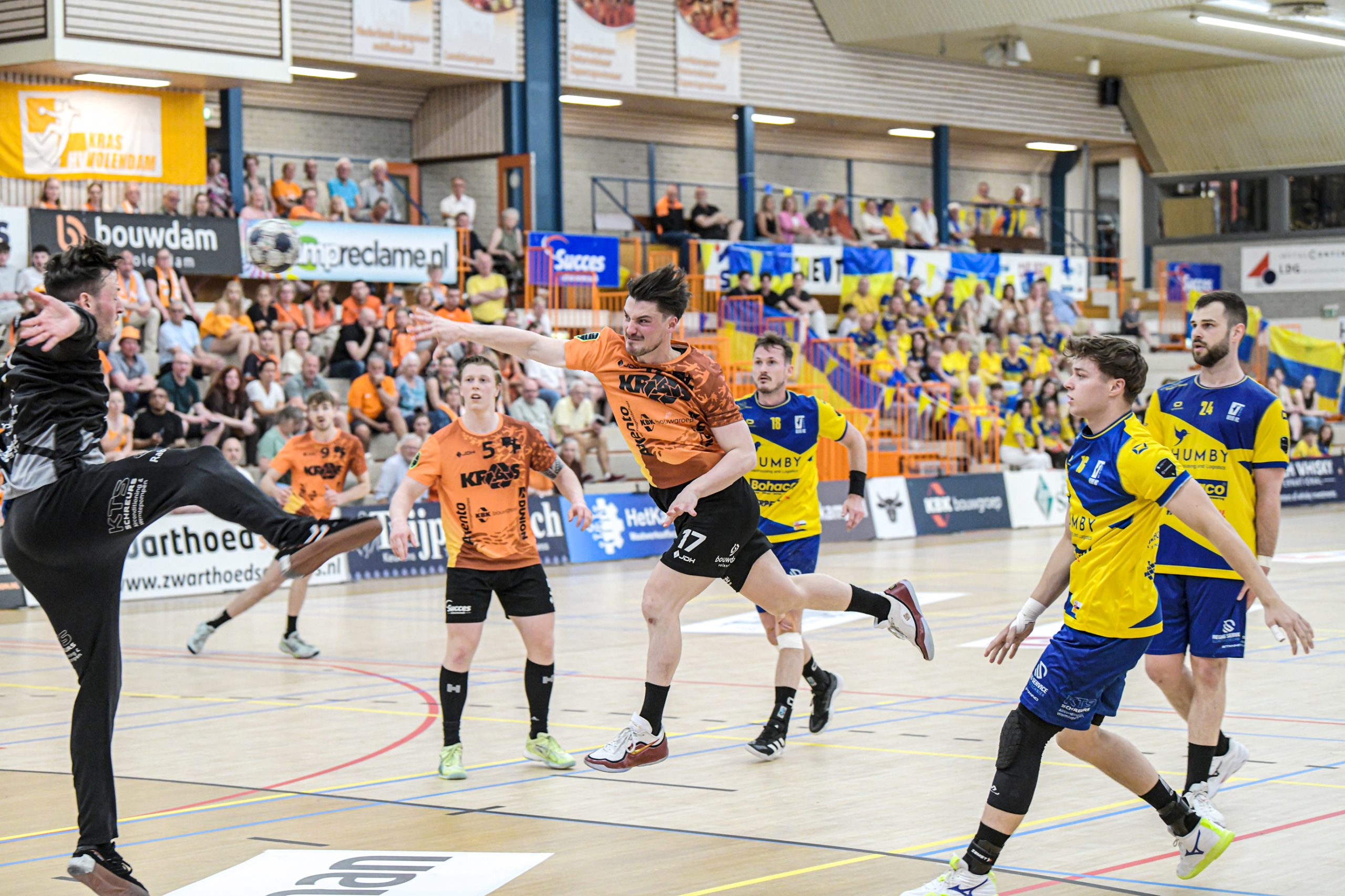 Volendam gaat gesterkt de titelstrijd met rivaal Aalsmeer aan