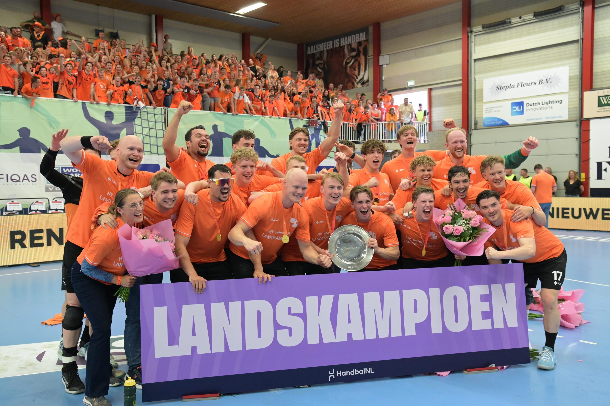 Handballers HV KRAS/Volendam na dertien jaar weer landskampioen