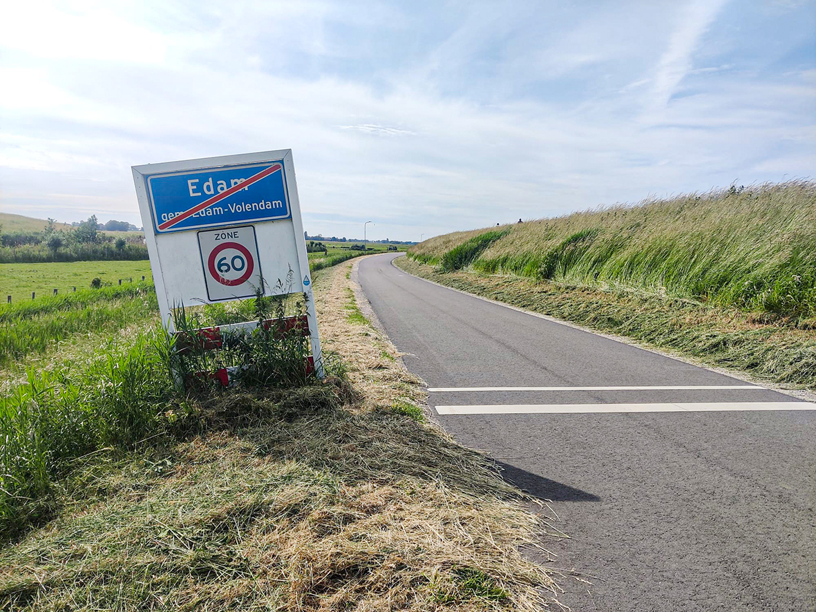 Scooter rijdt door na aanrijding met fietser op Zeevangszeedijk