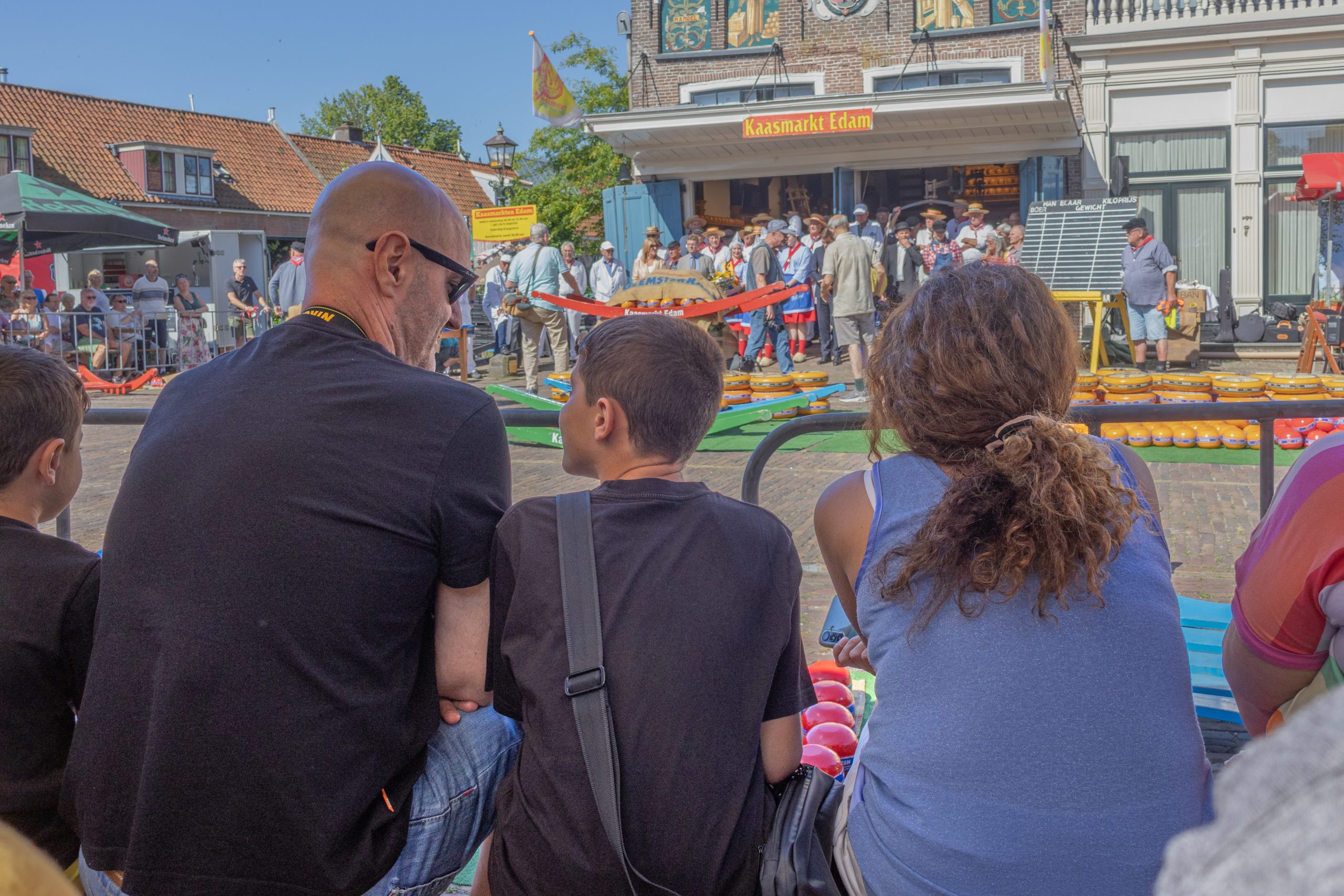 Oos Kesbeke eregast op kaasmarkt Edam