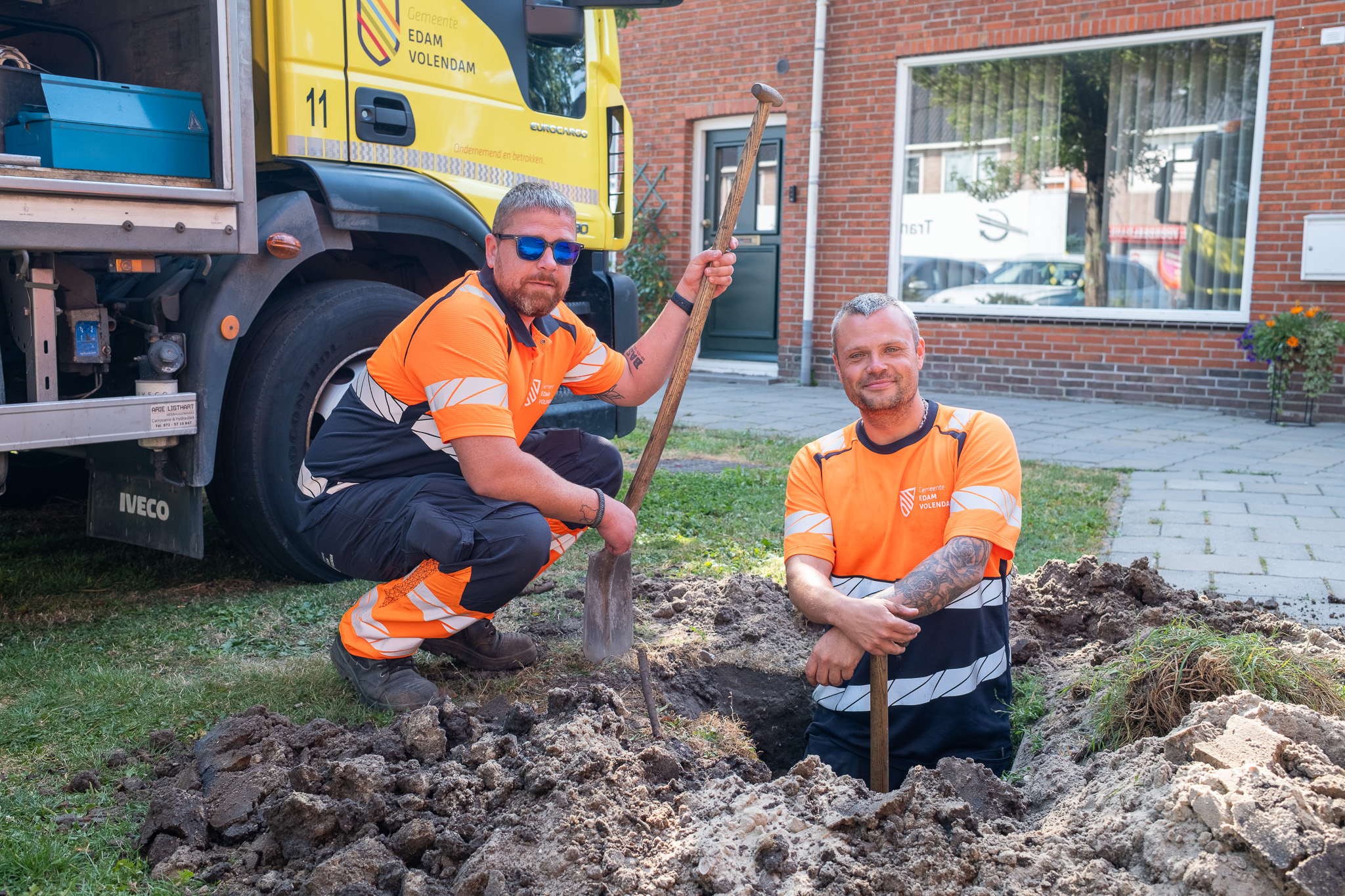 Gemeentewerkers Jack en Niels trotseren hitte voor sinkhole