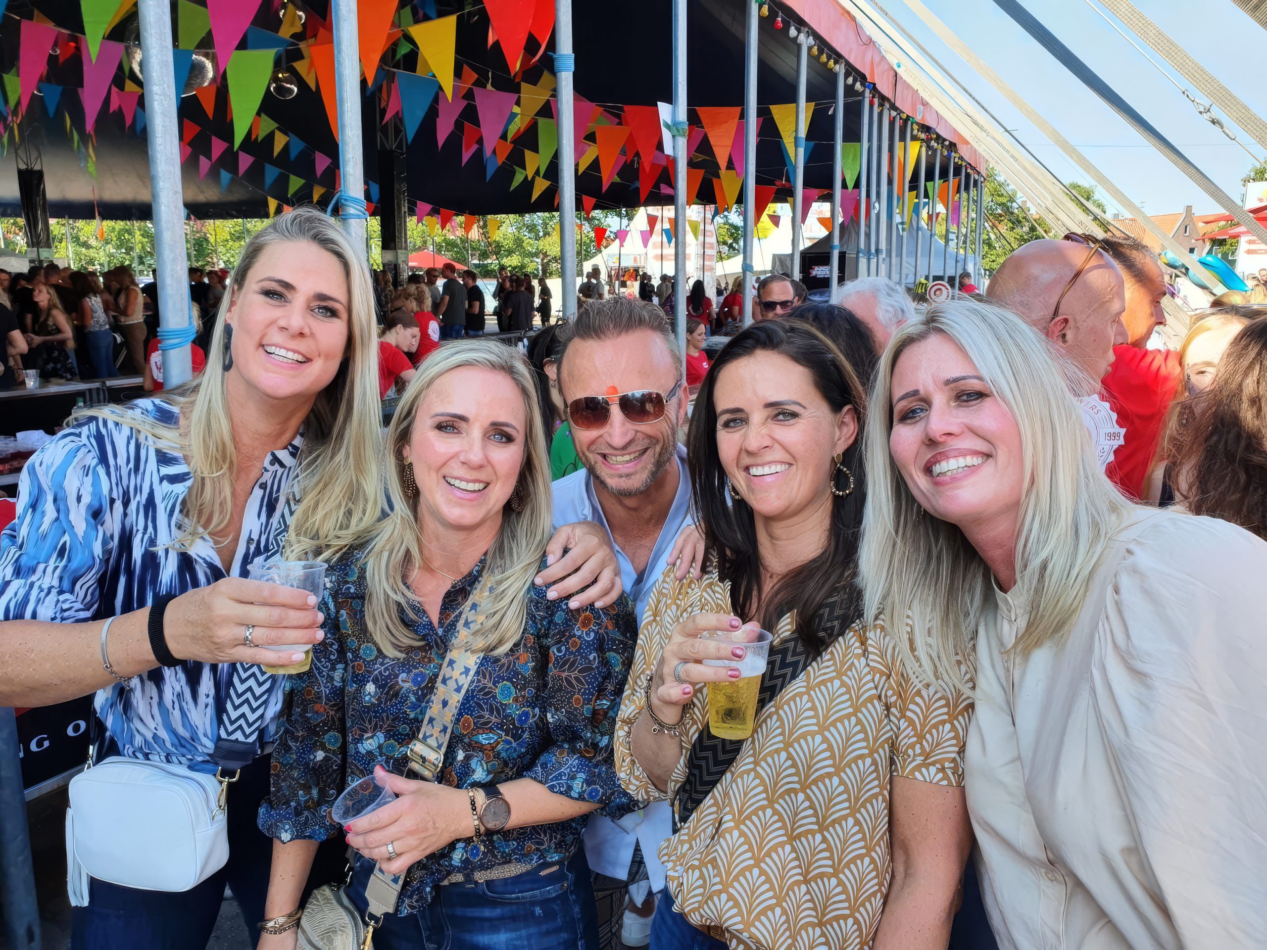 Het is pas kermis als de pakken van Alie online staan