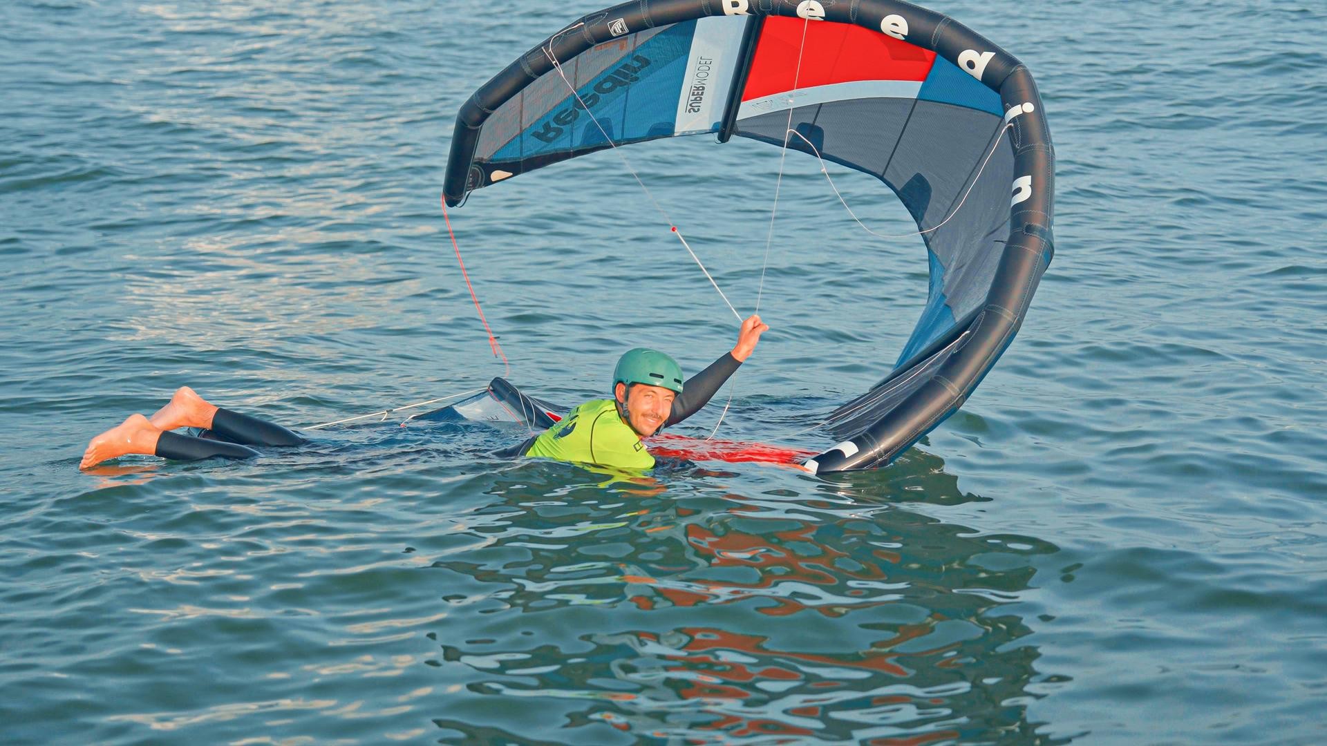 KNRM en NKV lanceren sticker tegen onnodige zoekacties bij kitesurfers