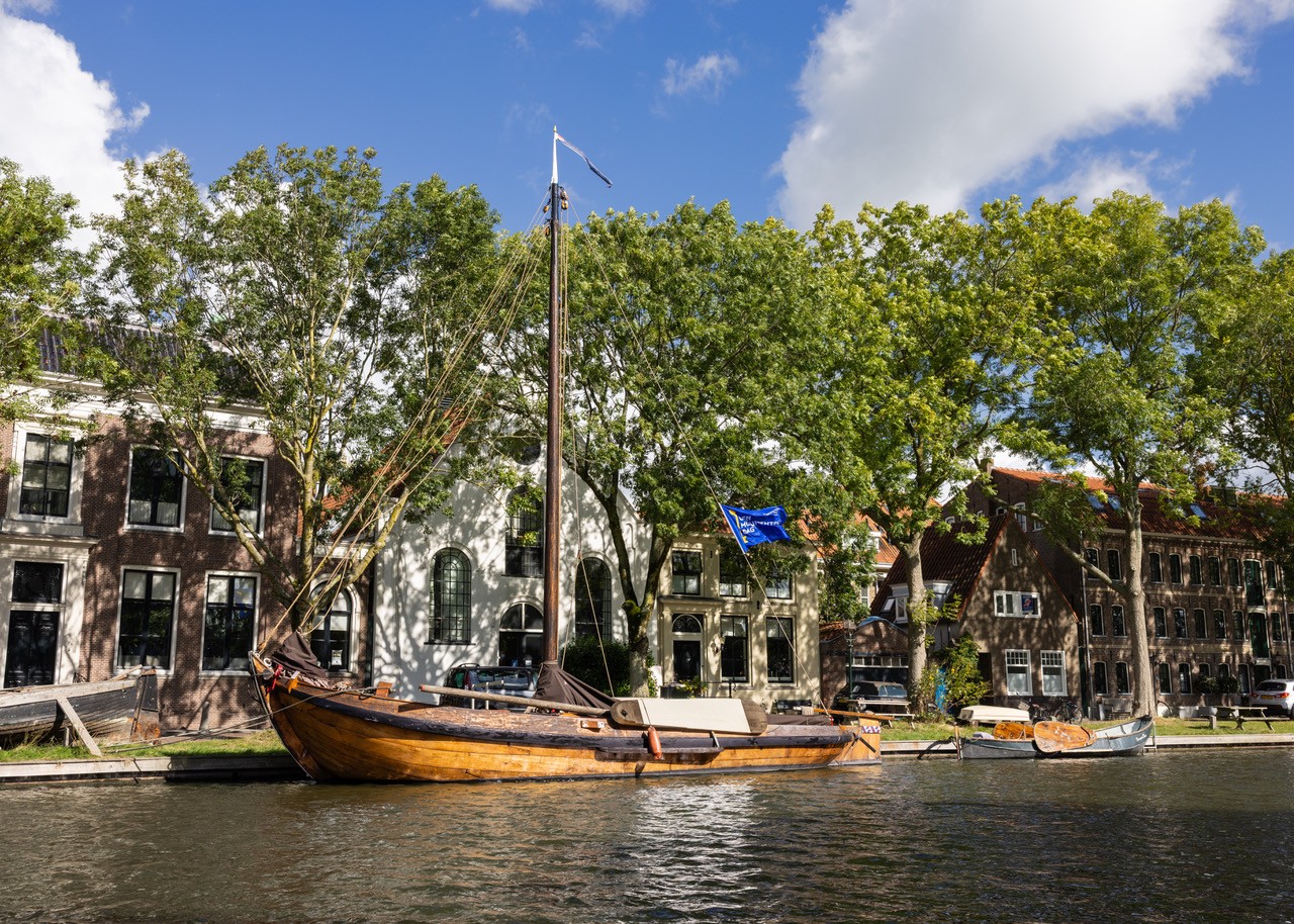 Tien historische schepen te zien aan Nieuwehaven Edam