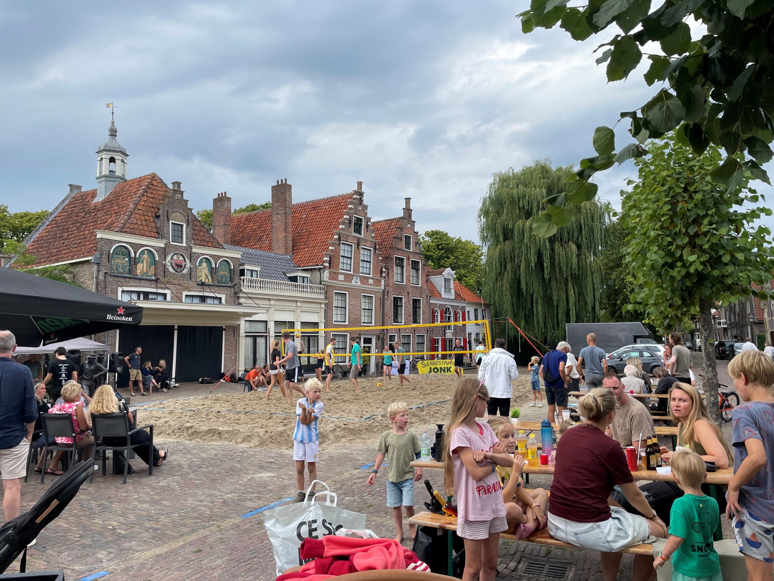 Tussen de regenbuien door toch vrolijk verkopen