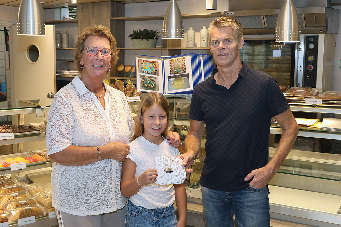 Oma en kleindochter Marly lossen samen puzzel op en winnen taartjes