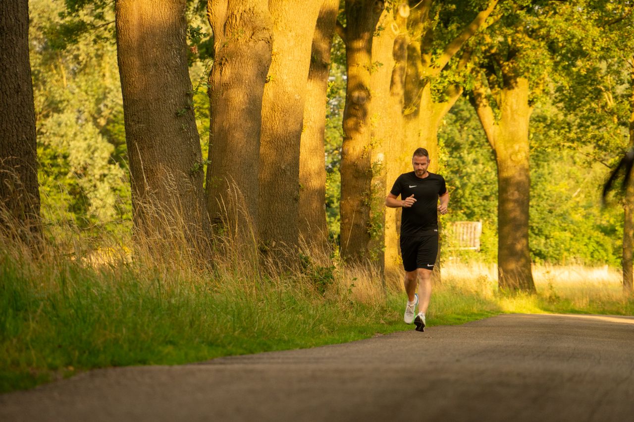 Zichtbaar hardlopen langs de dijk: zo kom je veilig de donkere maanden door